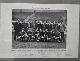 Foto 1. Meisterelf FC Basel 1952/1953 mit Autogrammen