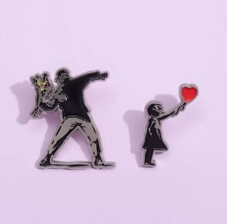 Placchette & Badge: 2 x PIN Bansky - Street Art - neu – Nuovo e nell'imballaggio originale da Gockhausen venduto da ventman