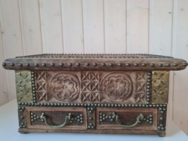 Antike Holztruhe mit Geheimfach