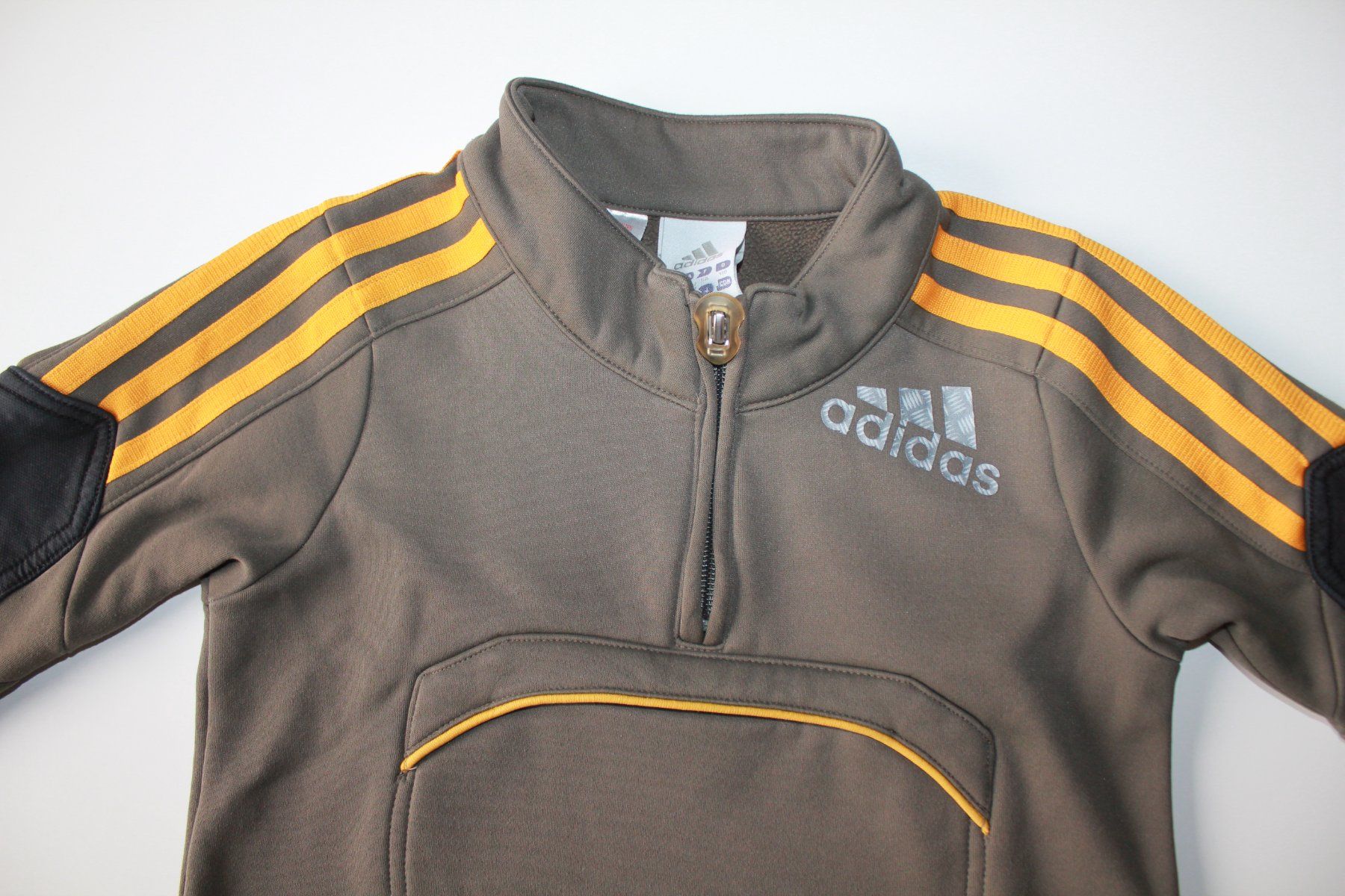 Adidas Giacche & Cappotti: Veste Adidas khaki   t. 110 – Usato da Peseux venduto da Gilloss 1