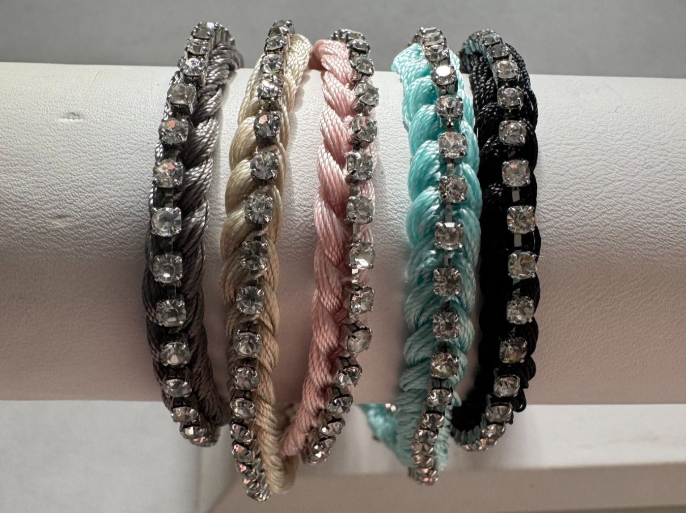 Armbänder & -reifen: NEU -  Textil Armbandset mit Kristallen - 5er Set – Gebraucht aus Maienfeld von Fashion_2009