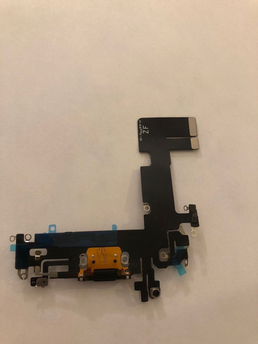 Apple Telefoni cellulari / Smartphones: Connecteur de charge iPhone 13 - Pièce de rechange – Nuovo e nell'imballaggio originale da Leukerbad venduto da mig_8bbp 1
