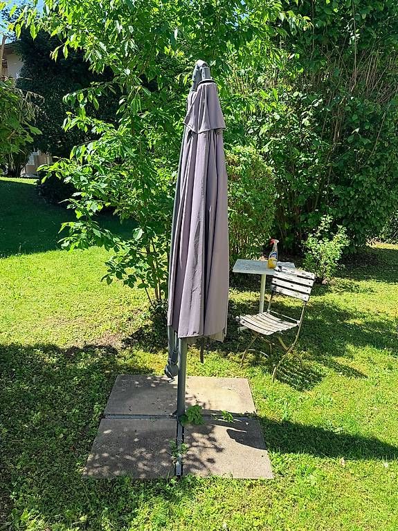 Sonnenschirme: Grosser Sonnenschirm, taupe/graubeige – Gebraucht aus Schlieren von mikestaal 4