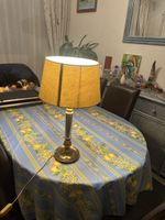Lampe de table ancienne en laiton doré – pied classique avec