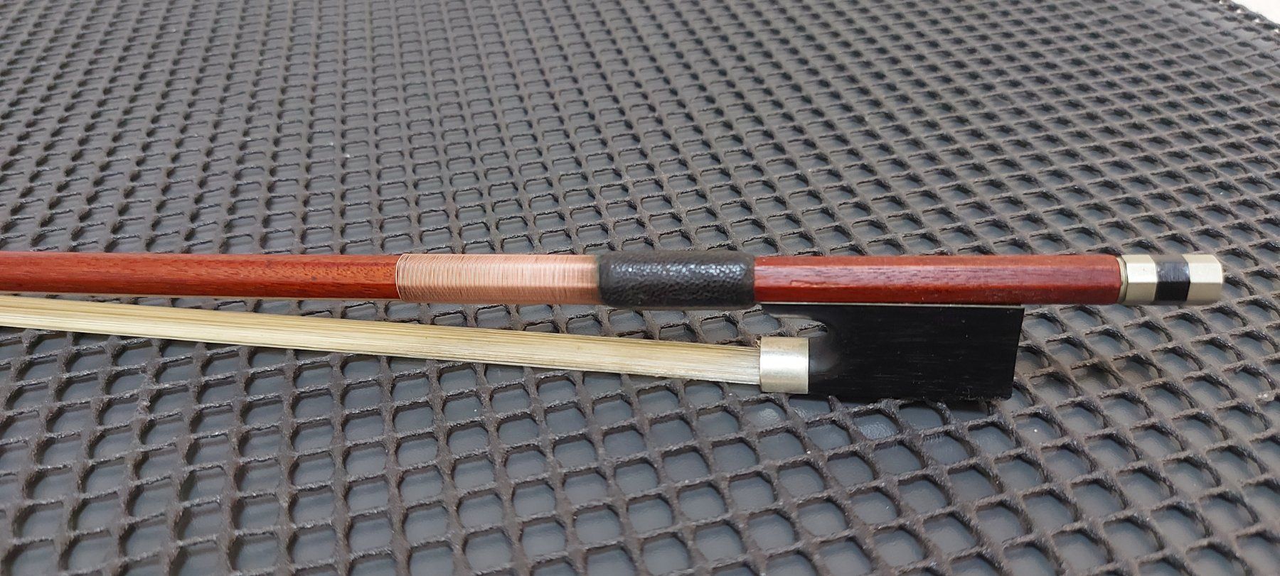 Musikinstrumente: 4/4 Geigenbogen fernambuco Octagonal  75 cm , 58 gr. – Gebraucht aus Glattbrugg von Swissmusik 1
