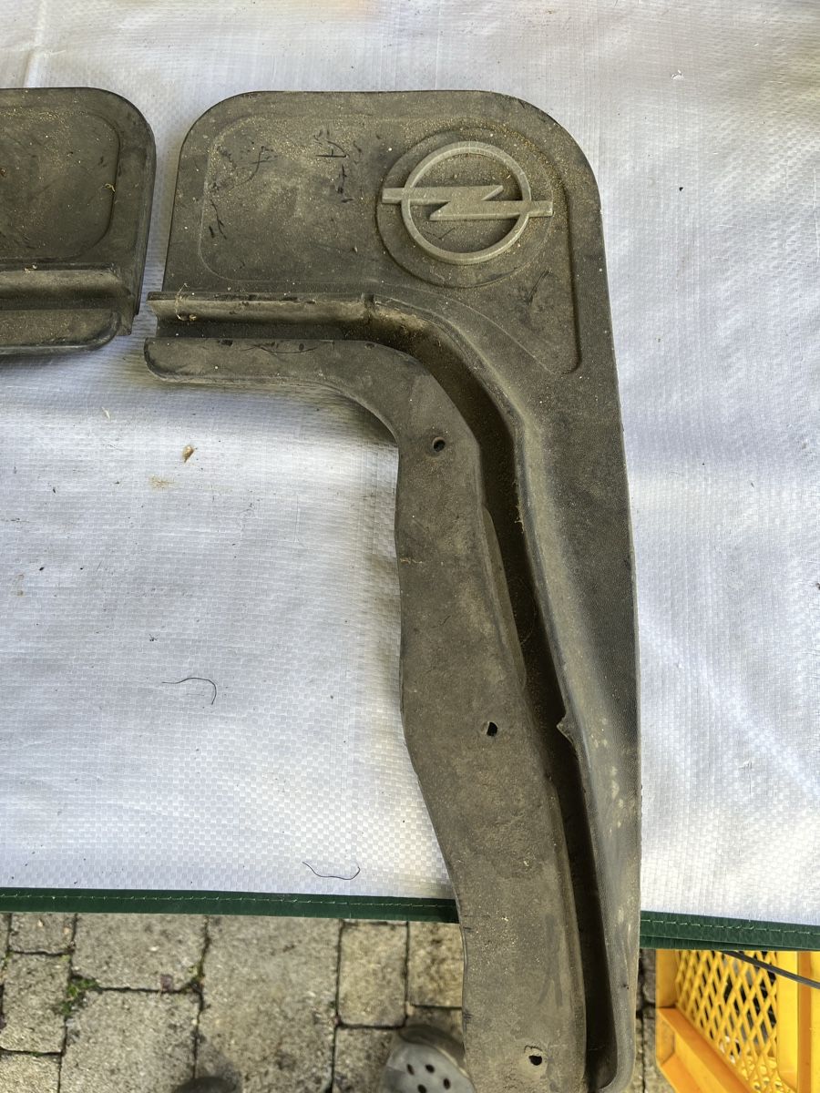 Opel Toutes les pièces auto: Opel Kotschutzlapppen – D'occasion à Sempach par Brun1979 1