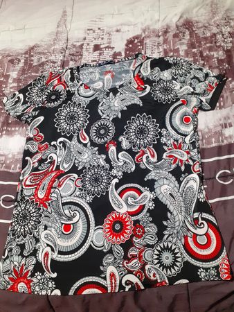 Damen T-Shirt mit buntem Muster schwarz rot weiss Grösse XL