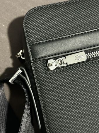 Lacoste Schultertasche schwarz - Neu