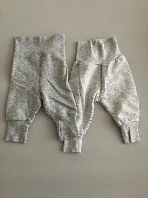 H&M Hosen: Ensemble 2 pantalons gris bébé taille 56 – Gebraucht aus Gampelen von Mari60