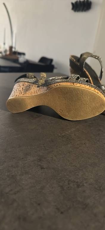 Scarpe da donna: Talons compensées pailletée argenté  – Usato da La Chaux-de-Fonds venduto da jas_g9x8 1