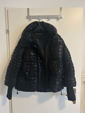 GUESS Pailletten Winterjacke – Limited Style – S