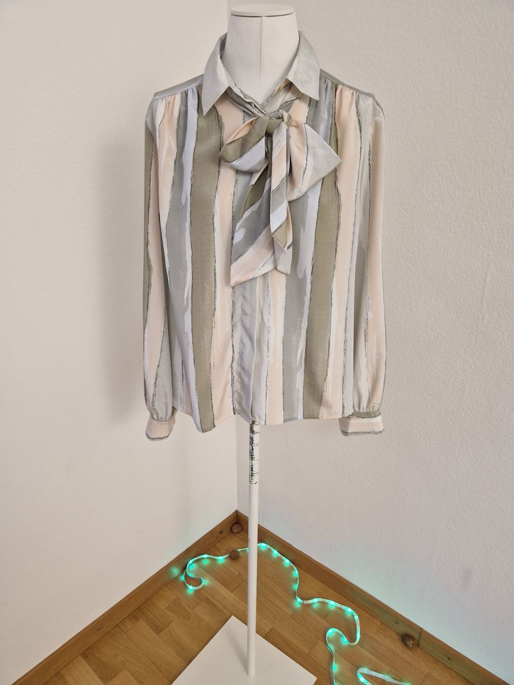 Camicette: Elegante Damenbluse mit Schleife Gr. 44 – Usato da Glattbrugg venduto da hap_8w8v