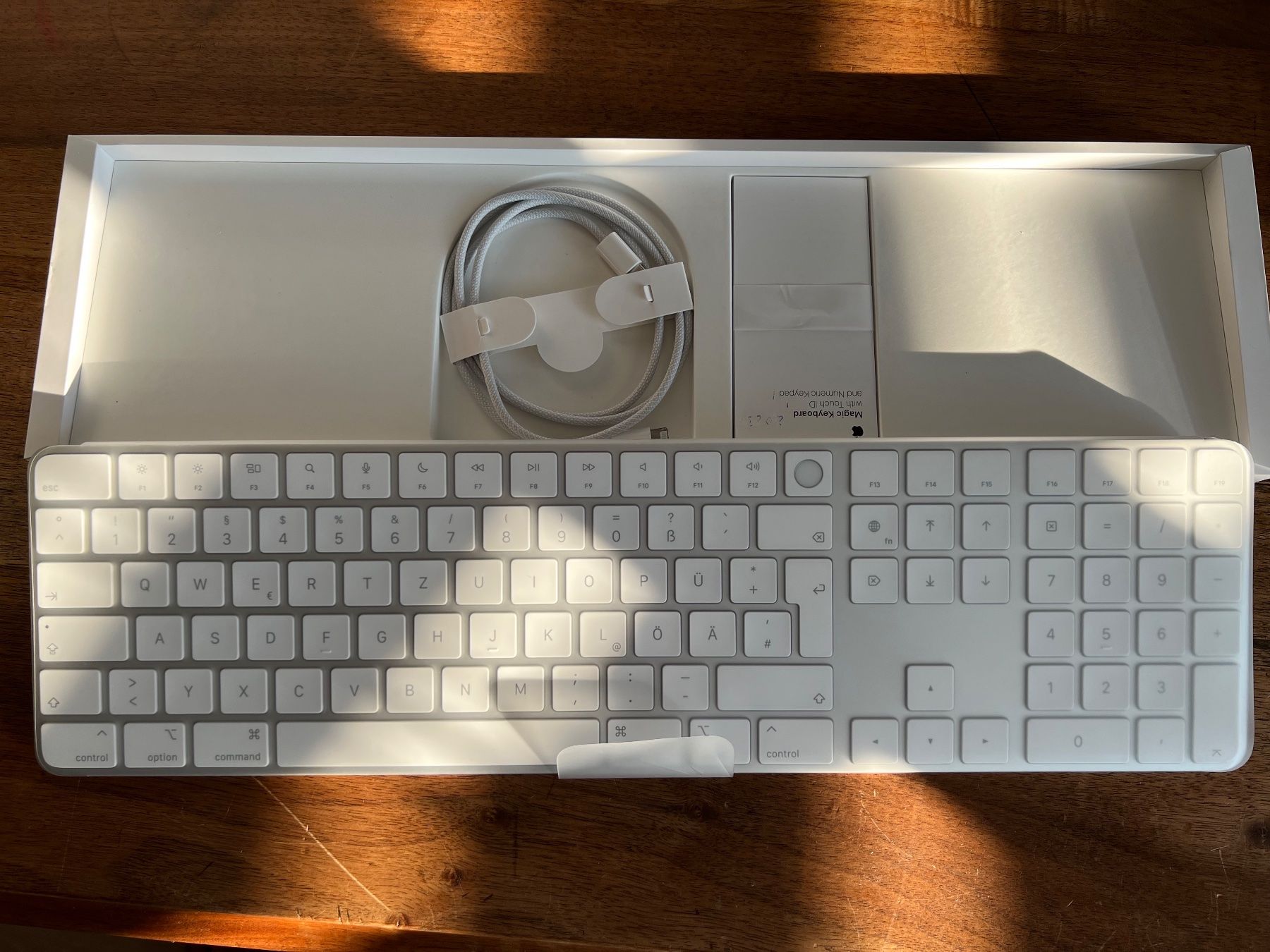 Apple Tastaturen: Magic Keyboard with Touch ID, Apple – Neu (gemäss Beschreibung) aus Henggart von  1