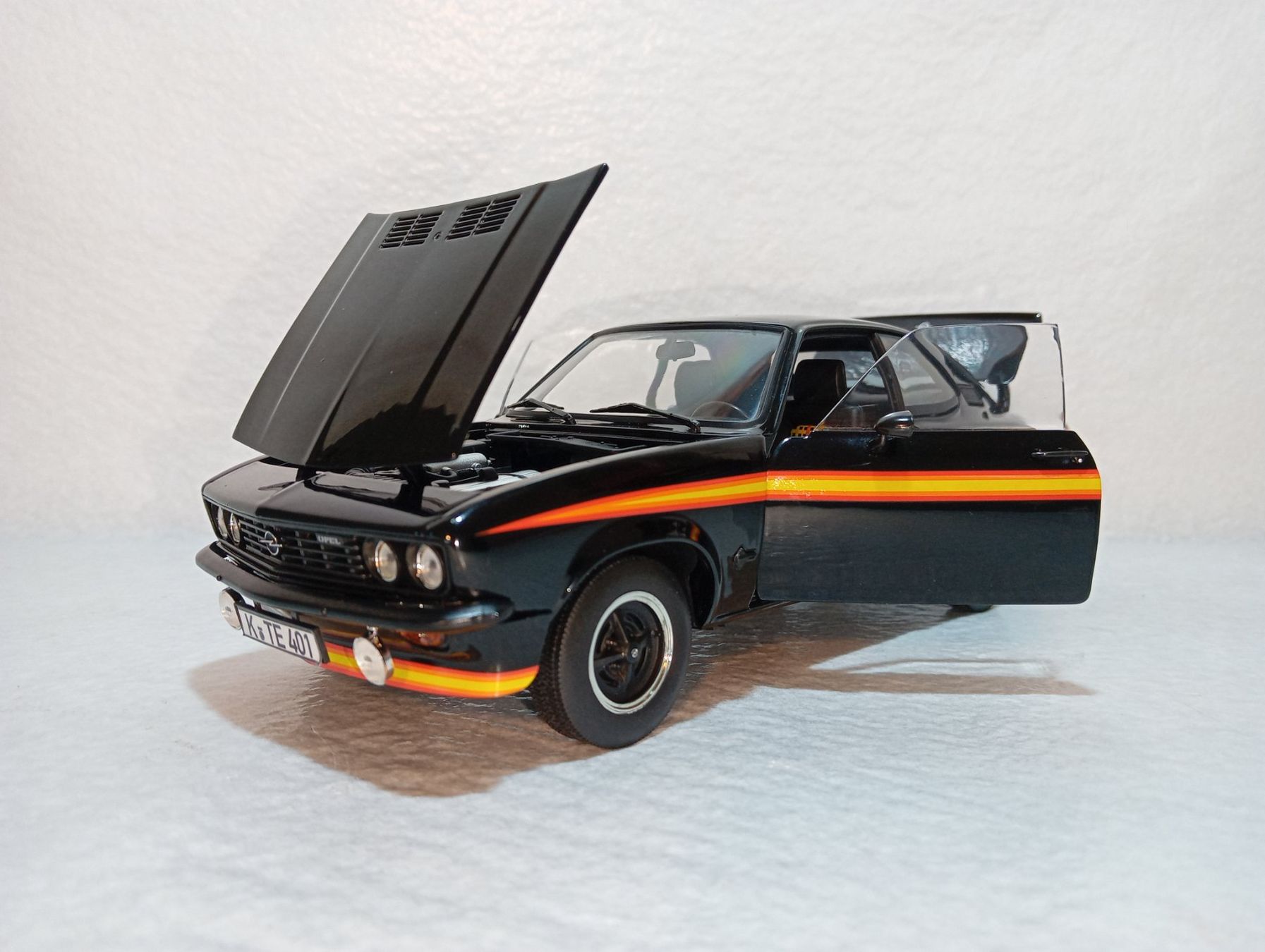Norev Modellini d'auto: Opel Manta GT/E Black Magic – Nuovo e nell'imballaggio originale da Huttwil venduto da Secondtrain 3