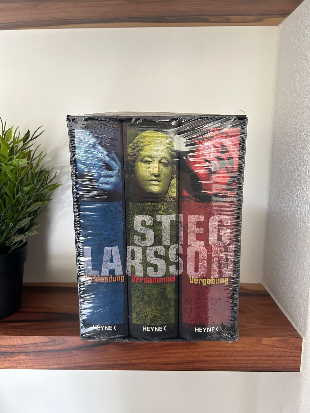 Libri: Stieg Larsson Millennium Trilogie - Neu und OVP – Nuovo e nell'imballaggio originale da Illnau venduto da Monkky 1