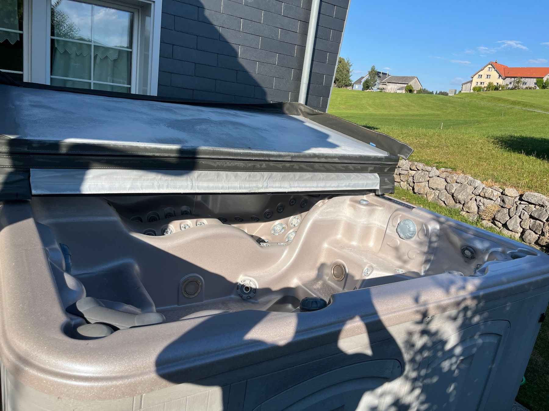 Jacuzzi Whirlpool: Whirlpool – Gebraucht aus Schwellbrunn von sch_d8yf 3