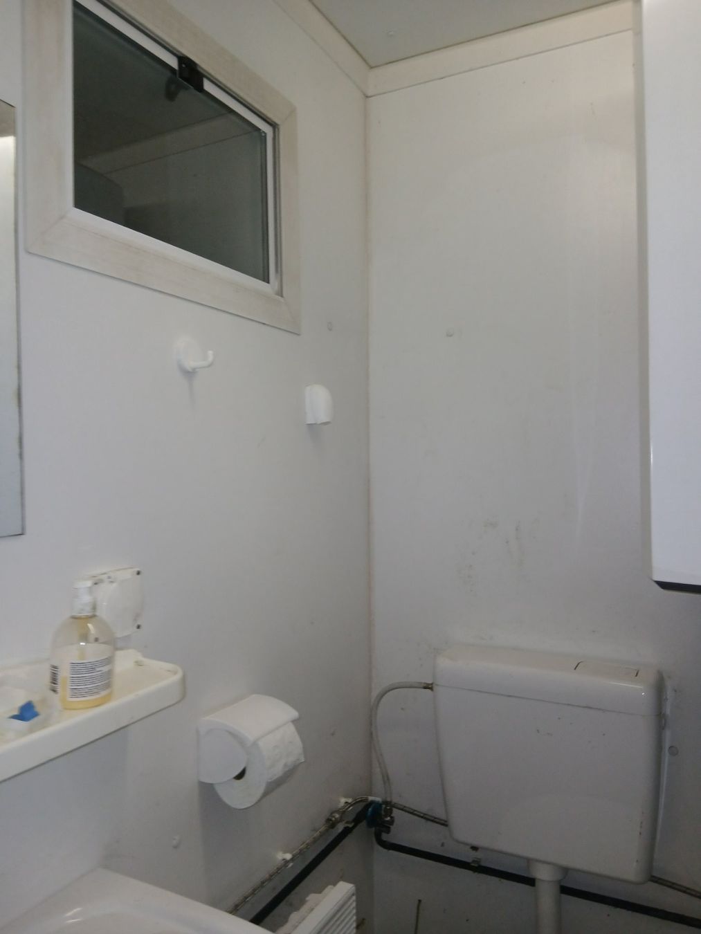Contenitori edile: Gebrauchter Sanitär-Container mit WC Dusche und Lavabo – Usato da Kappelen venduto da wbi_8h8v 1