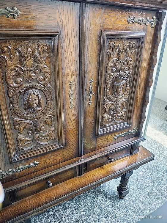 Commodes: Antike Holzkommode mit Schnitzereien: 2 Türen, 2 Schubladen – D'occasion à Gebenstorf par Kofol