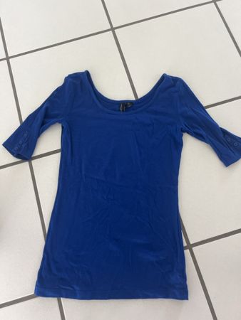 Dunkelblaues Shirt, Grösse S, mit Knöpfen am Ärmel.