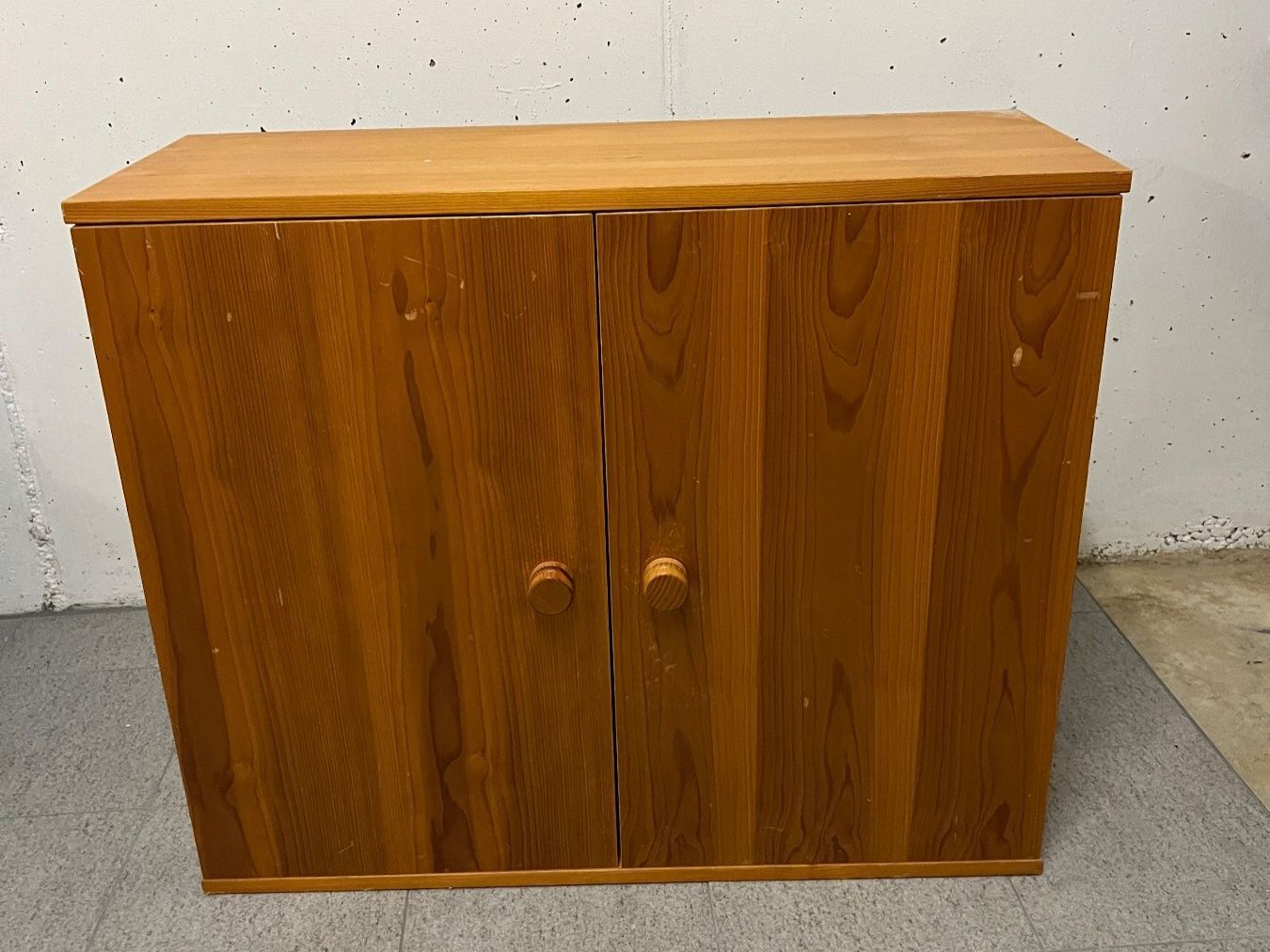 Armadi: Holzschrank mit Türen – Usato da Merzligen venduto da Paxi01