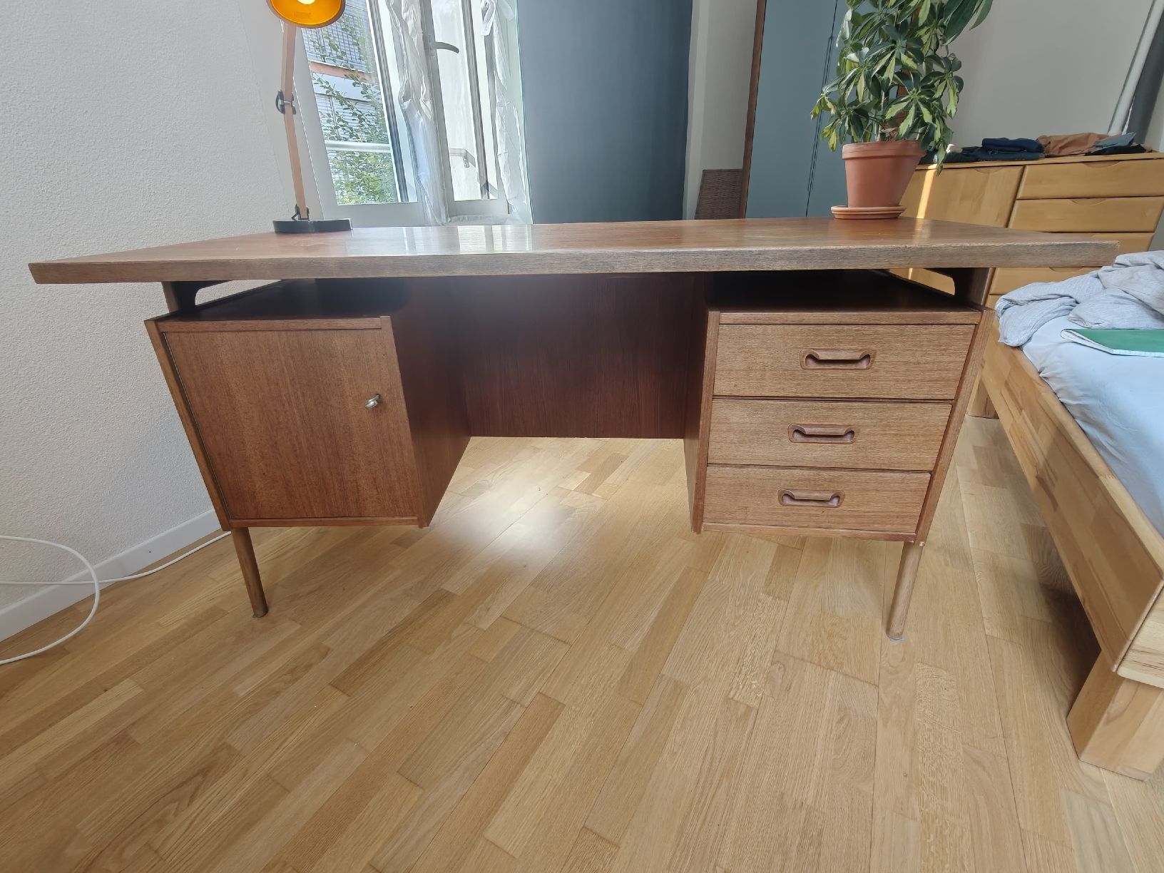 Schreibtische: German-Made Teak Desk – Gebraucht aus Zürich von Maa_b2bx 6