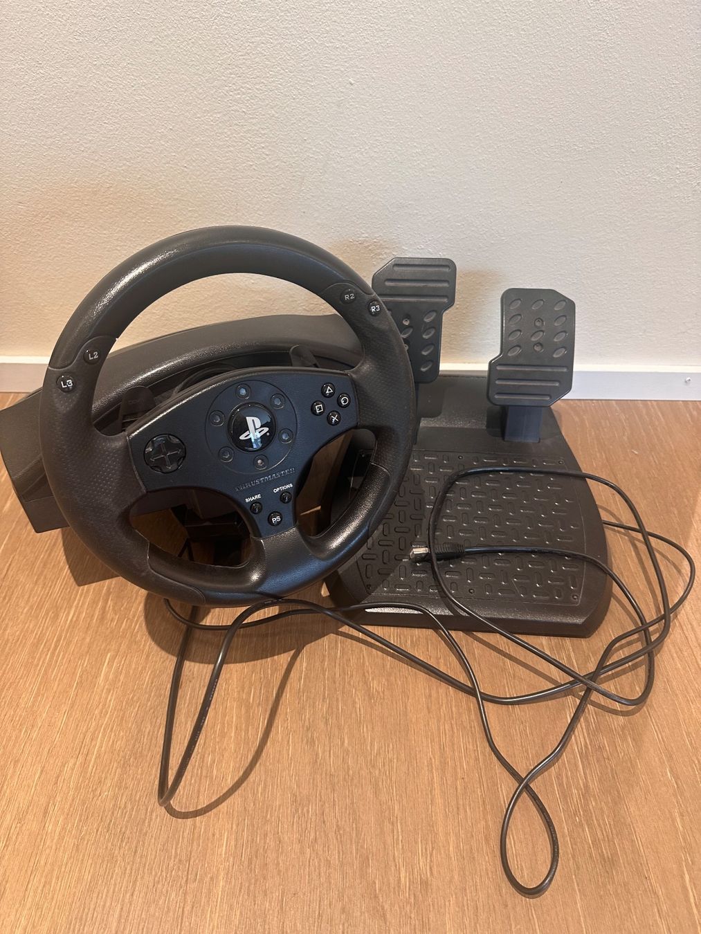 Thrustmaster Controller: Thrustmaster Rennlenkrad mit Pedalen gebraucht schwarz – Gebraucht aus Küsnacht ZH von mos_25pb 1