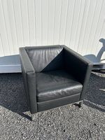 Original Walter Knoll Ledersessel mit Fusshocker, schwarz