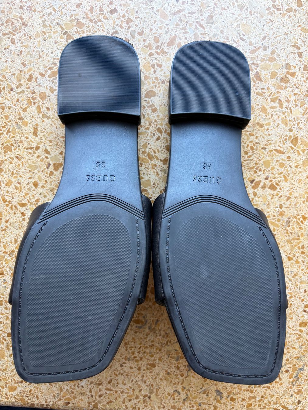 Guess Damenschuhe: Guess Pantolette black/gold – Neu (gemäss Beschreibung) aus zürich von sunnyredchilli 2