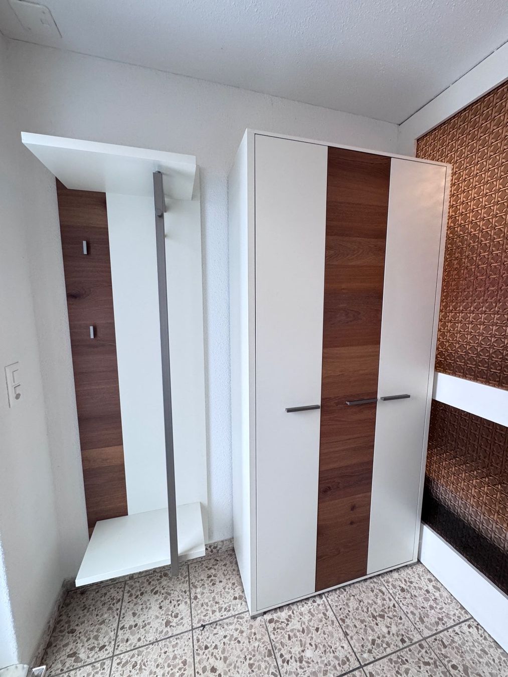 Garderobe: Garderobe 2-teilig Weiss / Holzoptik – Gebraucht aus Neunkirch von VivienneA