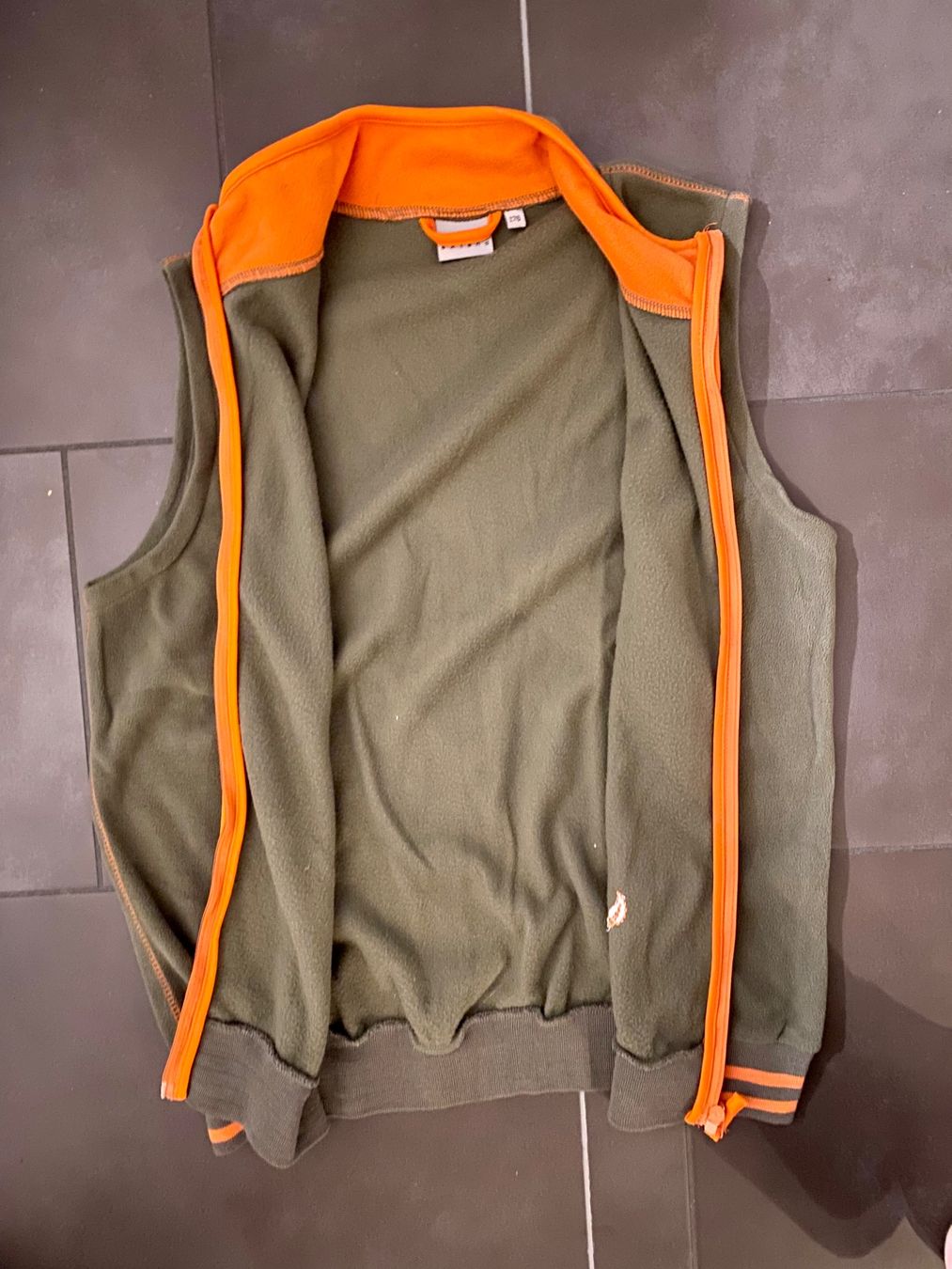 Sonstige Jungenkleidung: Bequemes Gilet Grösse 176 – Gebraucht aus Fehraltorf von Marlene4 2