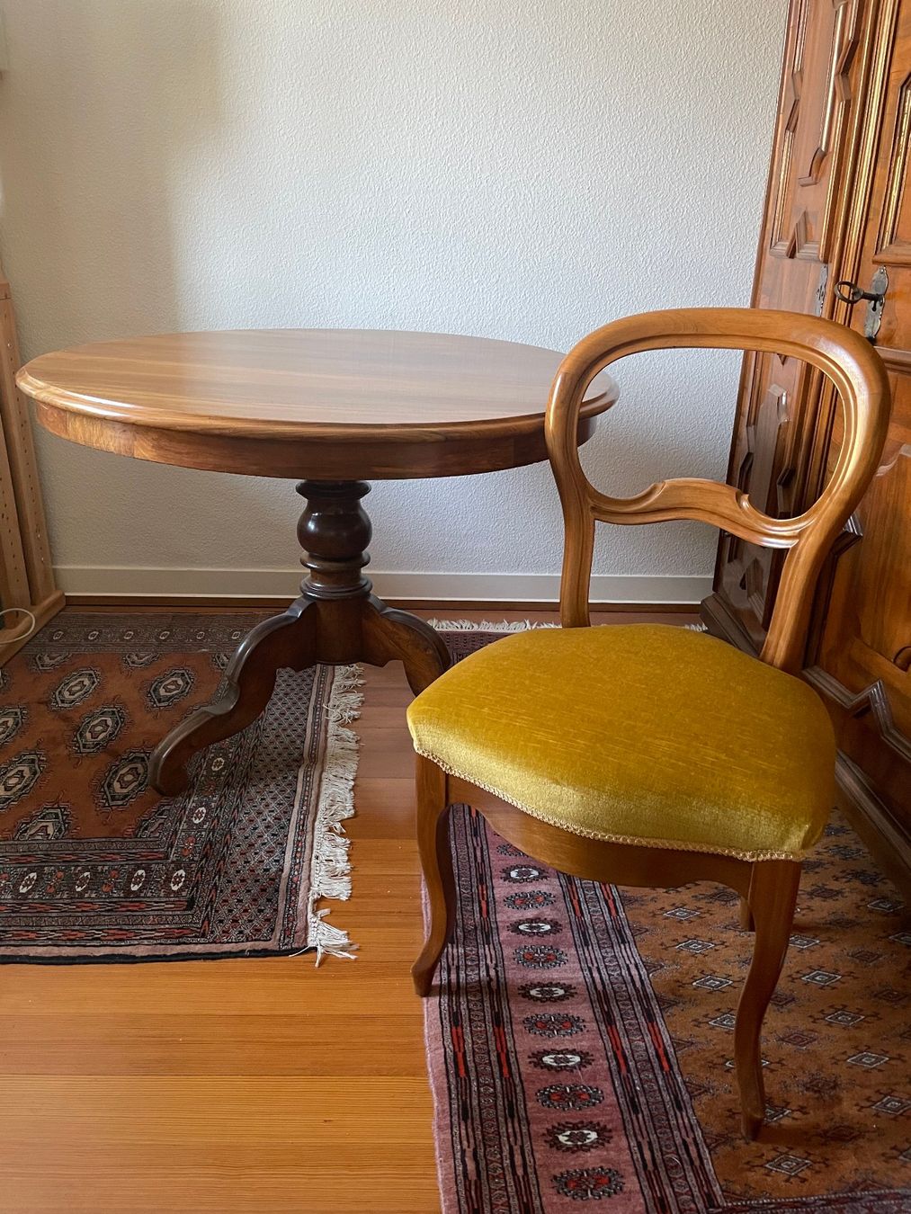 Set di tavolo e panche: Runder Tisch mit 6 Stühlen - Louis Philippe – Usato da Winterthur venduto da Susiundreini