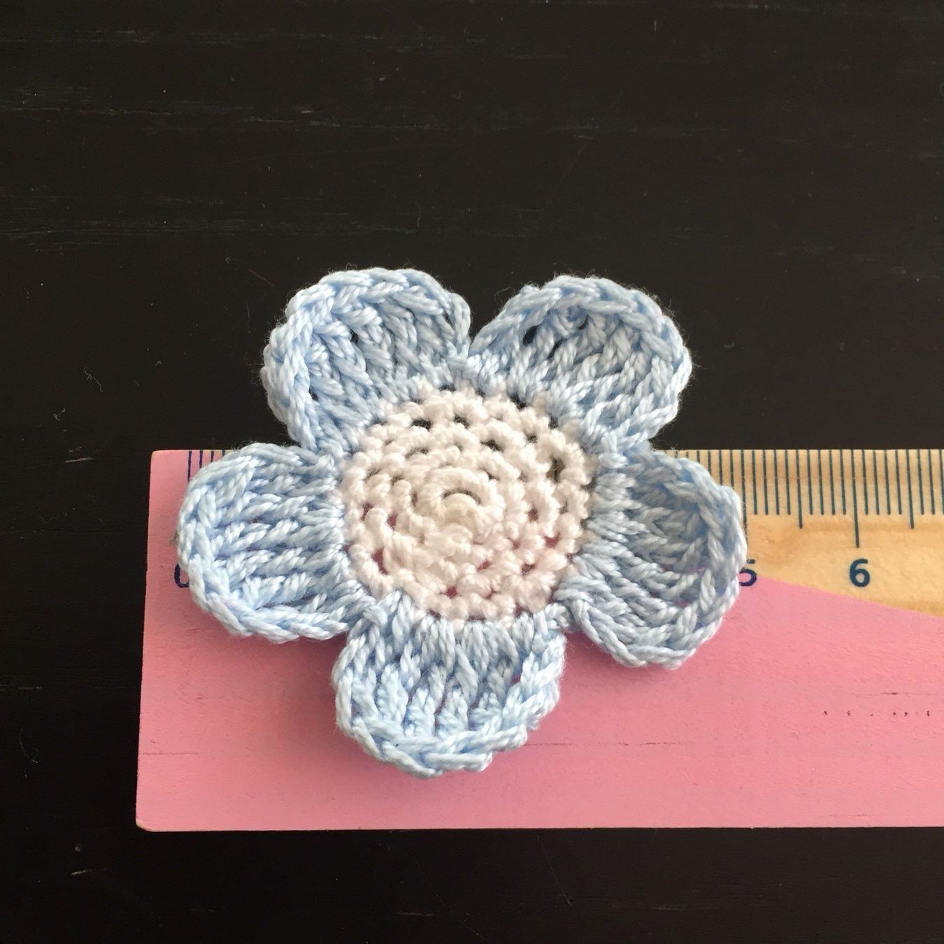 Toppe: Blume hellblau gehäkelt 5 cm – Nuovo e nell'imballaggio originale da Emmenbrücke venduto da swissmade-miracles 1