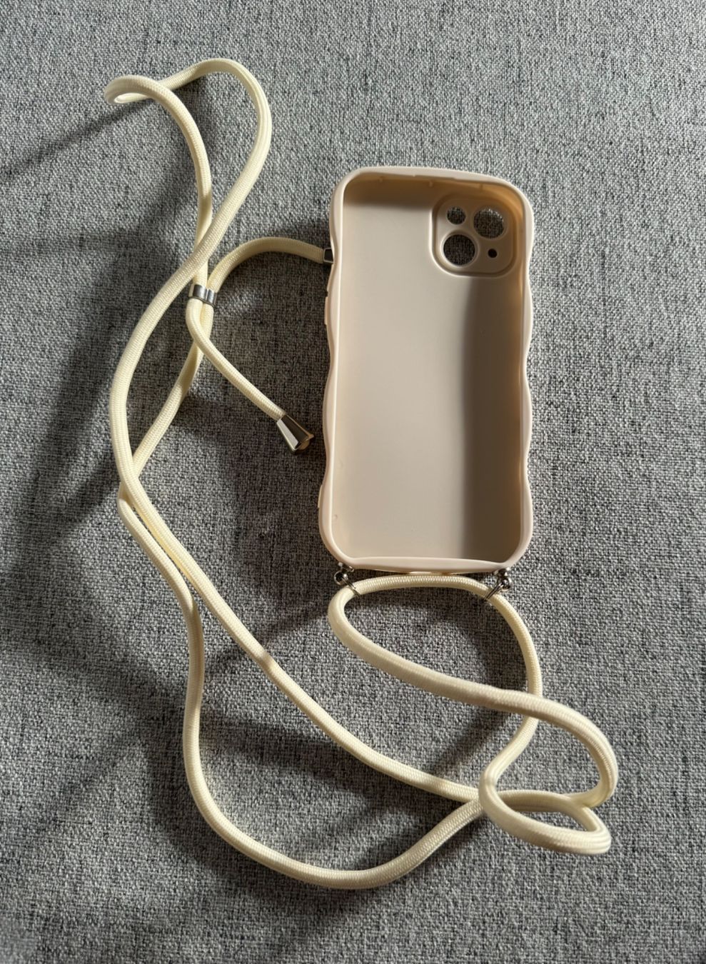 Apple Cover & Protezioni schermo: 2 coques neuve en  Silicone iPhone 15 plus avec cordon – Nuovo e nell'imballaggio originale da moudon venduto da jaunejaunelapinjaune 4