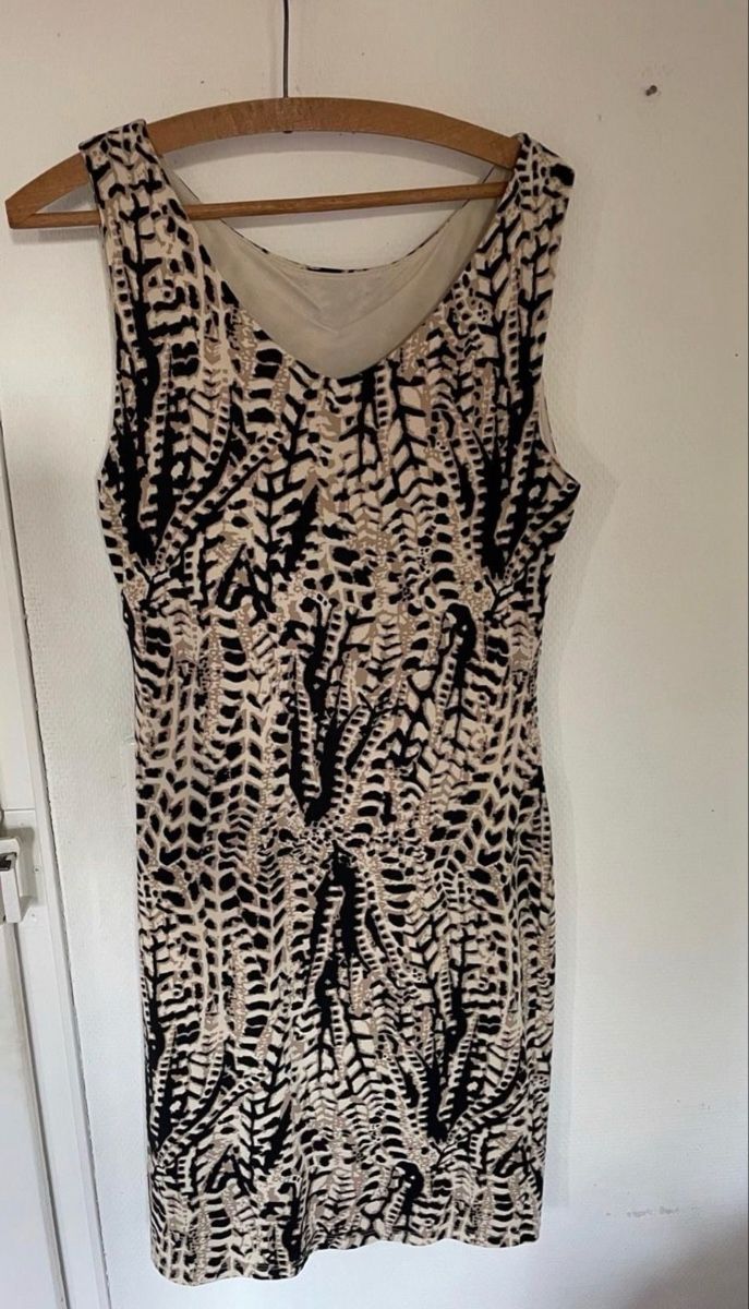 Kleider: Gemustertes Kleid Grösse M – Gebraucht aus Dübendorf von ali_g7p8