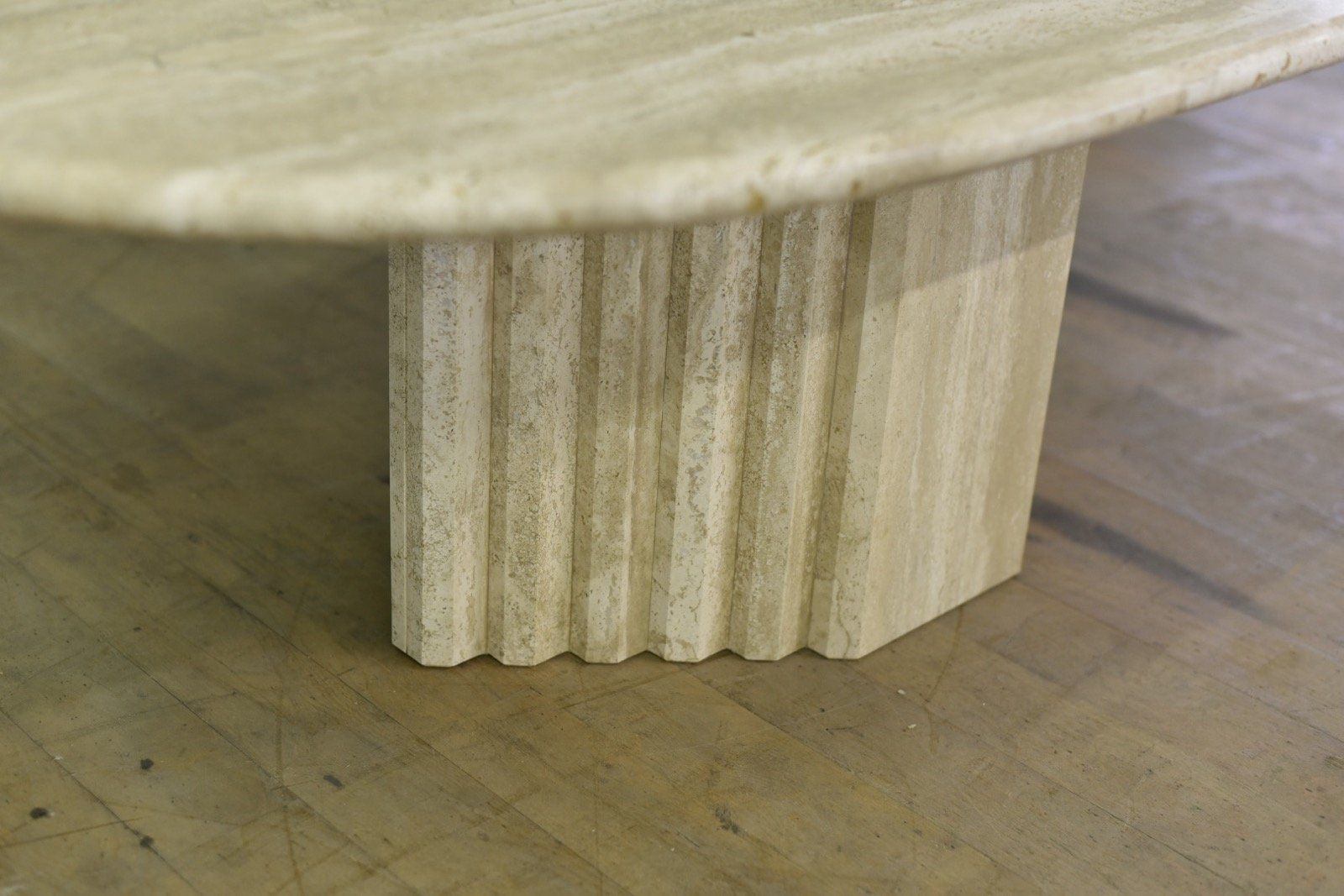 Tavoli: Designer ovaler Couchtisch aus Travertin – Usato da Lichtensteig venduto da UsedIN 5