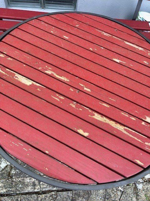 Set di tavolo e panche: Gartentisch mit Holzbank rot – Usato da Algetshausen venduto da Green.61 1
