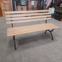 Restaurierte Gartenbank aus Holz mit Gusseisenfüssen
