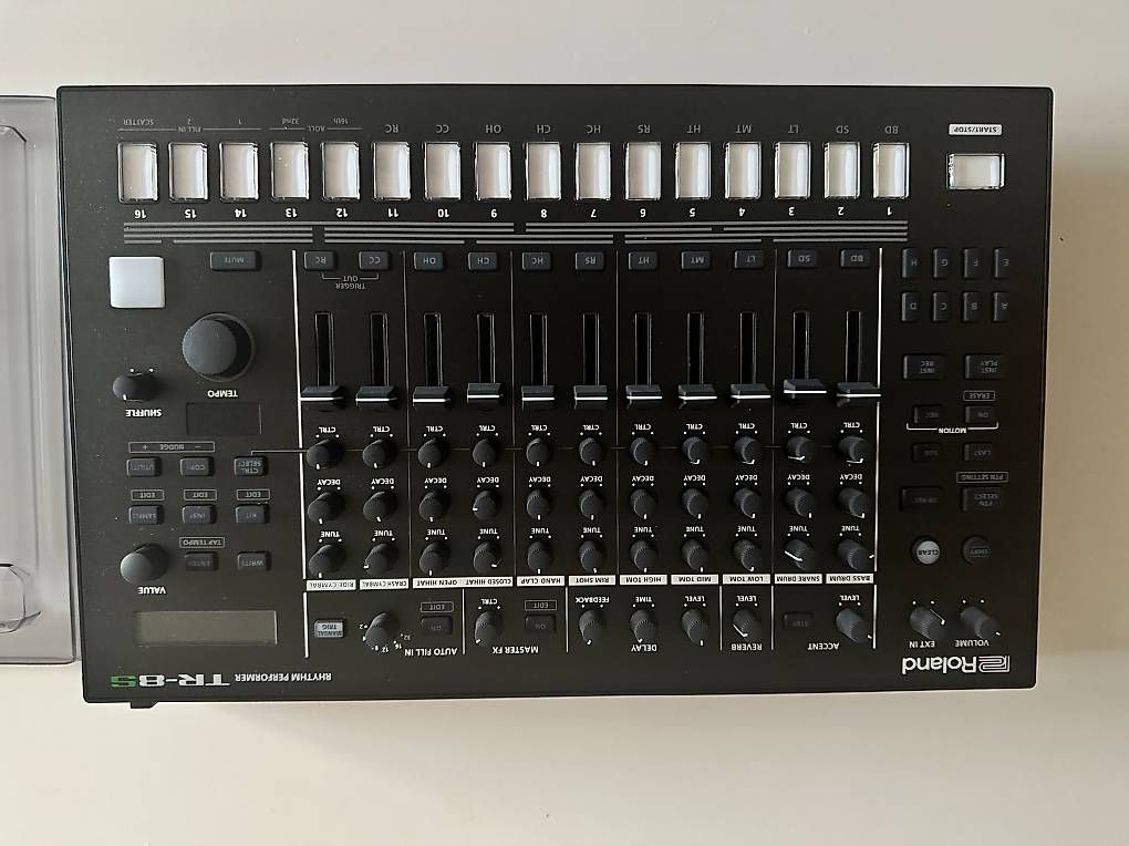 Strumenti musicali: Roland TR 8S Drum Machine inkl. Decksaver – Usato da Basel venduto da ste_vr9l