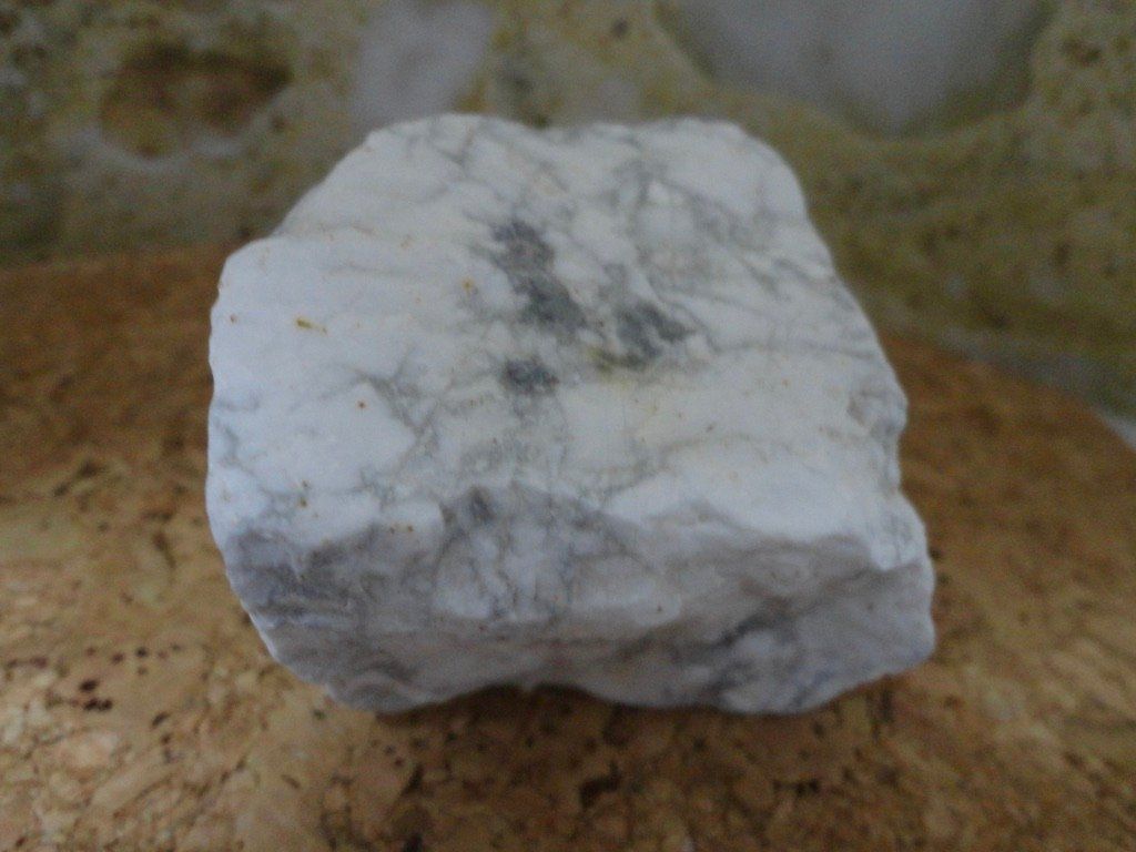 Minerali & Pietre curative: Howlith roh – Nuovo (secondo la descrizione) da Biberist venduto da Steine 1