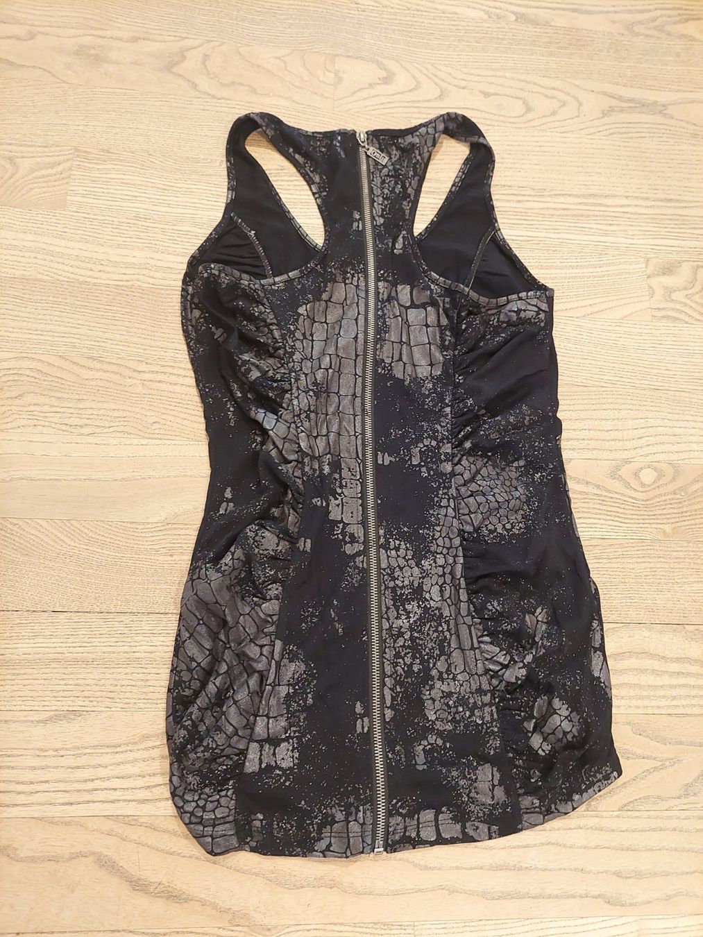 T-shirt: Oberteil mit zipper auf rücken – Usato da Gunzwil venduto da 11G11 1