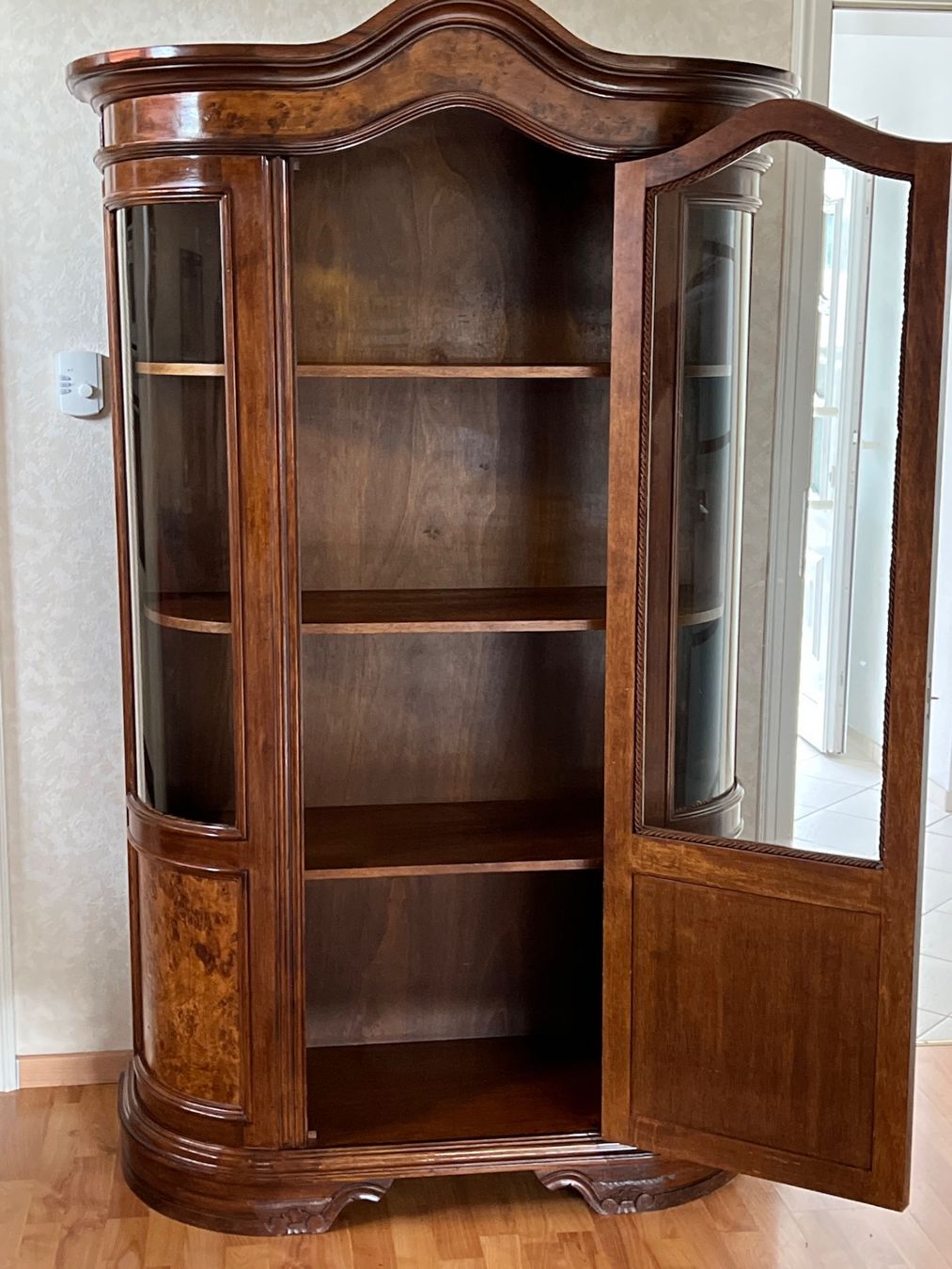 Vetrine: Barock Vitrine Schrank Nussbaum Biedermeier Stilmöbel – Usato da Gemünden venduto da GEUENWALD 1