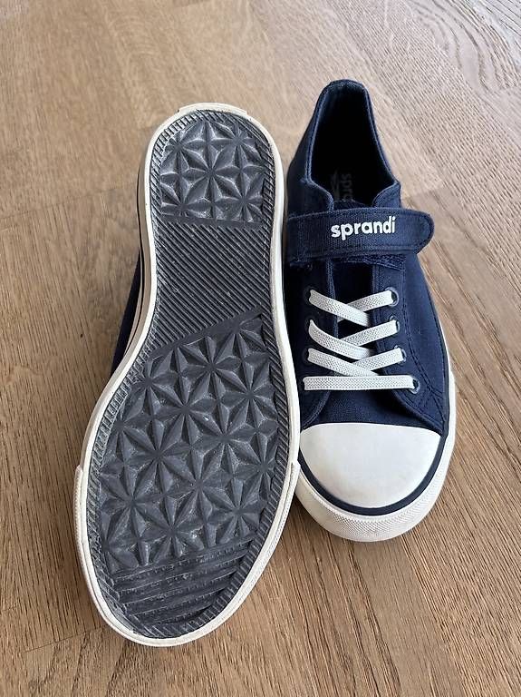 Schuhe für Jungen: Stoffschuhe Sneakers neuwertig Gr.33 – Gebraucht aus Schüpfen von norge84 1