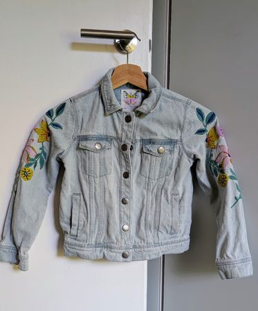 Veste en jean brodée fleurs bleu clair taille enfant 128