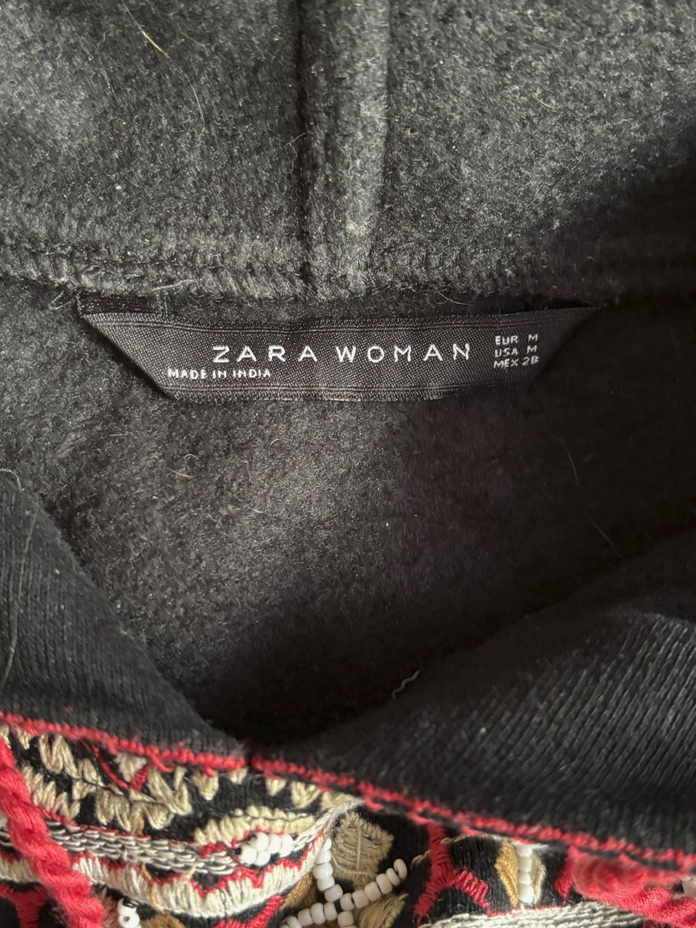 Zara Maglioni & Felpe: Pull noir à capuche avec motifs cousus, taille M – Usato da Grand-Lancy venduto da hip_2rbd 3