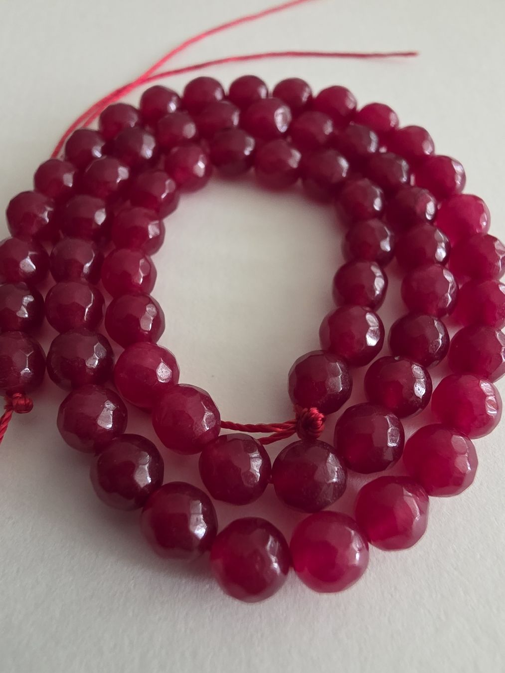 Minéraux & Lithothérapie: Chalcedon facettiert  Rubinrot 6mm. Strang – Neuf avec emballage d'origine à Menziken par Mirager