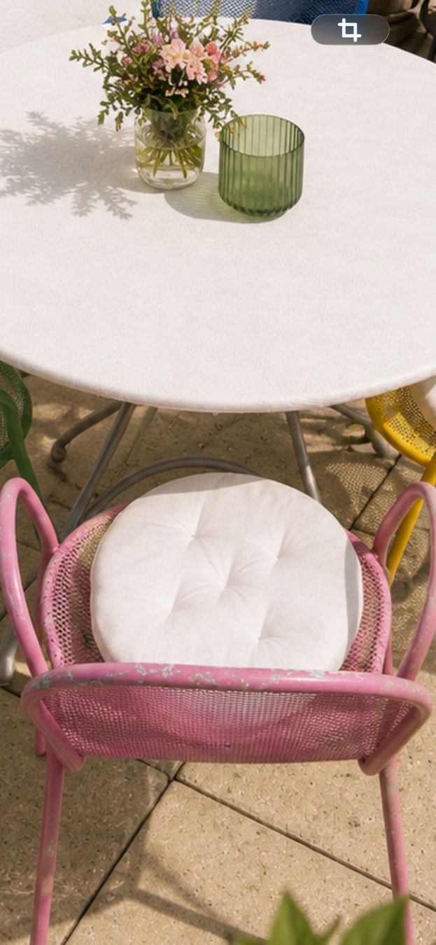 Set de table et chaises: Gartentisch rund weiss mit 4 farbigen Stühlen – D'occasion à Sünikon par R.K.E. 3
