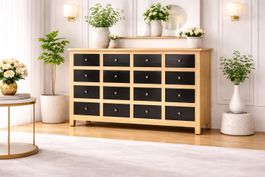Moderne Massivholz-Kommode mit schwarzen Schubladen