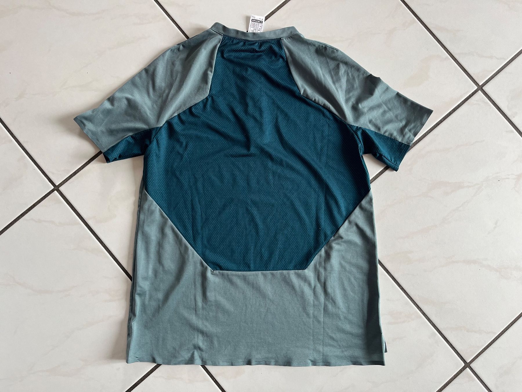 T-Shirts: T-shirt sport hyper léger 152 cm – Gebraucht aus Montalchez von Azurea79 3