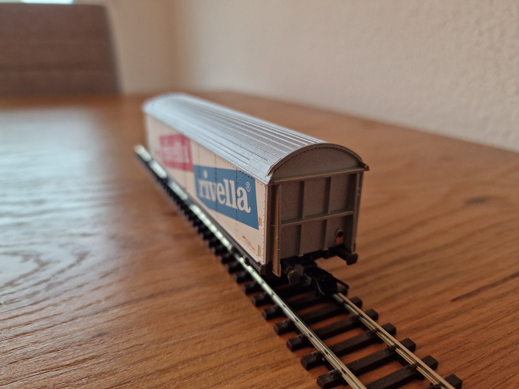 Roco Modellini di ferrovie: SBB Roco Güterwagen H0 Rivella/Grappilon mit Blinklicht – Usato da Matten b. Interlaken venduto da lor_hr9w 4