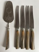 4 kleine Messer und 1 Tortenschaufel mit Horngriff